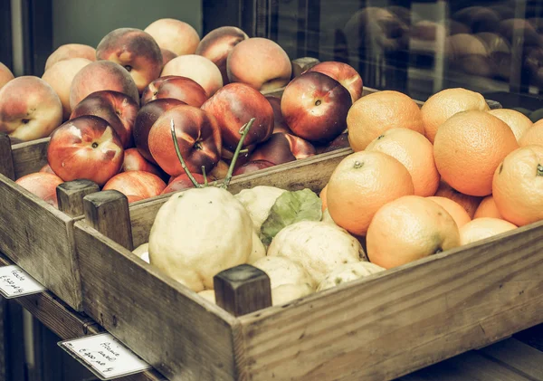 Frukt på en marknad hylla vintage desaturated — Stockfoto