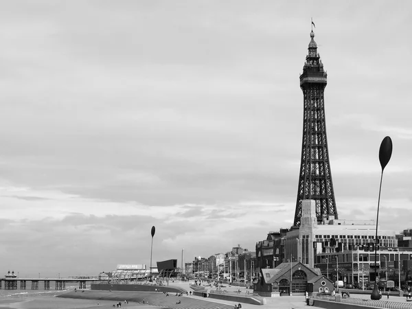 Башня Blackpool на пляже в Блэкпуле — стоковое фото