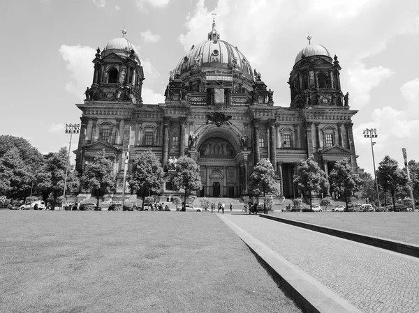Berliner Dom en Berlín en blanco y negro — Foto de Stock