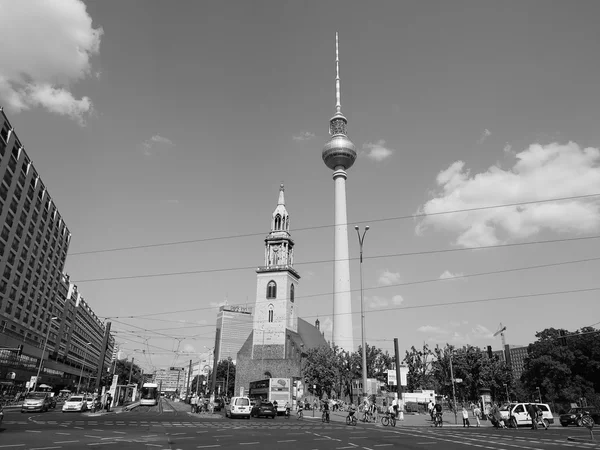 Alexanderplatz em Berlim em preto e branco — Fotografia de Stock