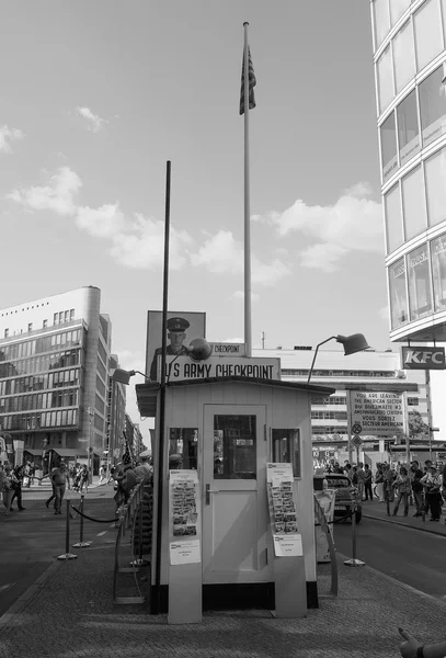 Checkpoint Charlie в Берлине в чёрном и белом — стоковое фото