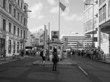 Siyah beyaz Berlin Checkpoint Charlie