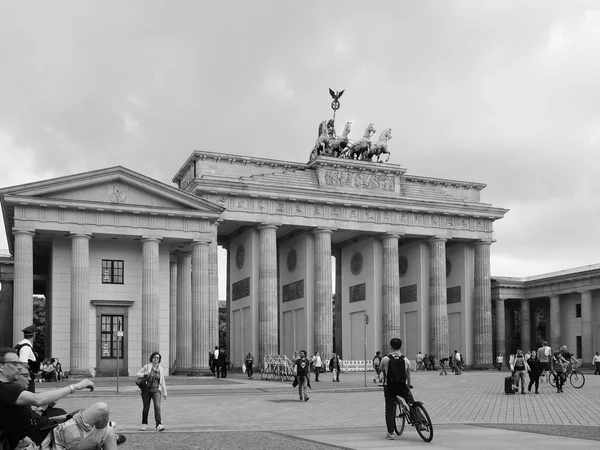 Brandenburger Tor em Berlim em preto e branco — Fotografia de Stock