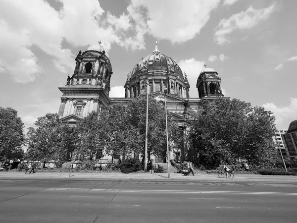 Berliner Dom i Berlin i svartvitt — Stockfoto