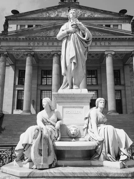 Estatua de Schiller frente a Konzerthaus en Berlín en negro y w — Foto de Stock