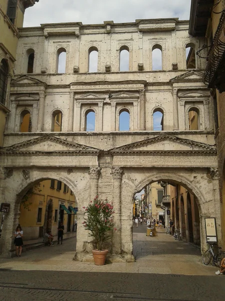 Porta Borsari city gate in Verona — Stock Photo, Image