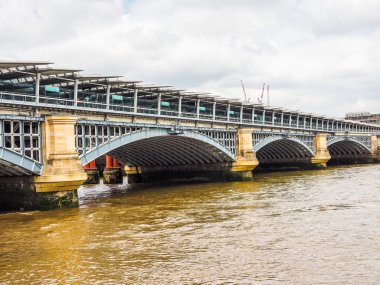 Londra 'daki Blackfriars Köprüsü