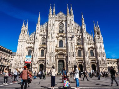 Turistler Piazza Duomo Milan (Hdr)
