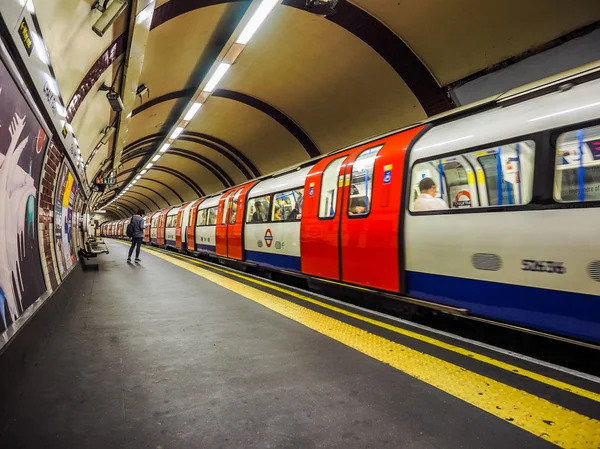 Поезд метро на платформе в Лондоне (HDR) ) — стоковое фото