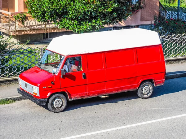 Ciężarówka Red Fiat w Mediolanie (HDR) — Zdjęcie stockowe