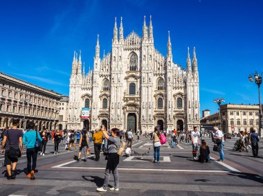 Turistler Piazza Duomo Milan (Hdr)