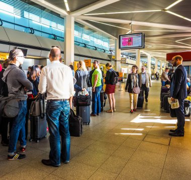 İnsanlar sıra Tegel Havaalanı check-in (Hdr)