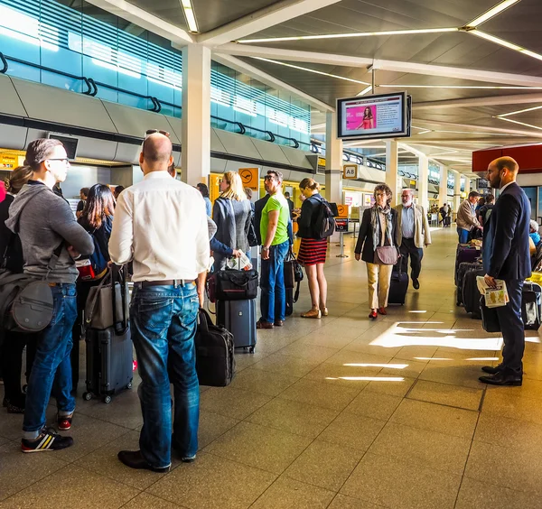 La gente hace cola en el check-in del aeropuerto de Tegel (HDR ) — Foto de Stock