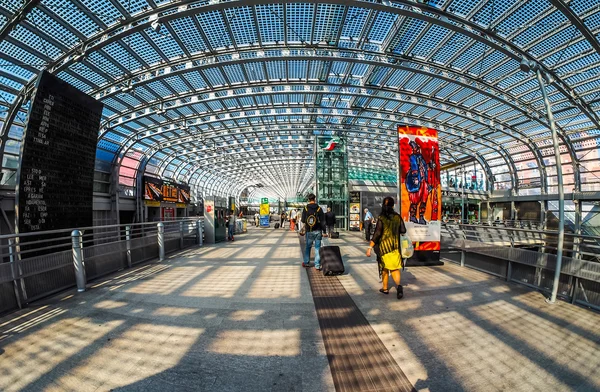 Viaggiatori stazione Porta Susa a Torino (HDR ) — Foto Stock