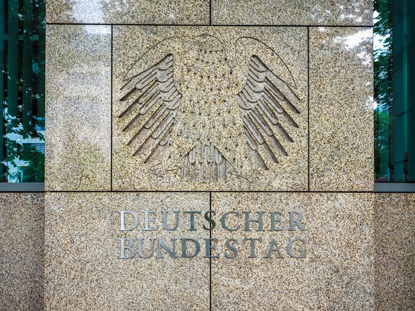 Орёл Бундестага Германии в Берлине (HDR)
)