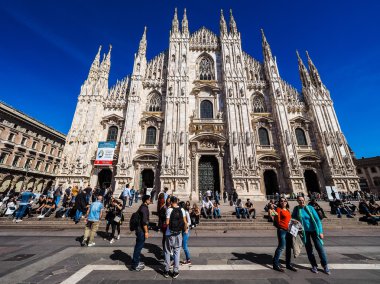 Turistler Piazza Duomo Milan (Hdr)