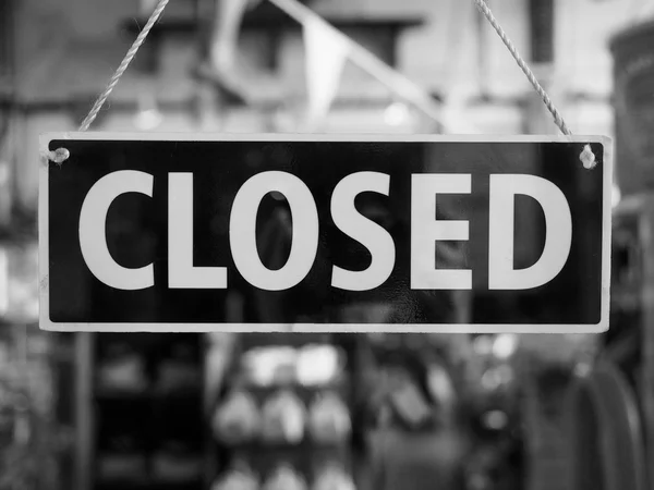 Closed sign on a shop window — Stock Photo, Image