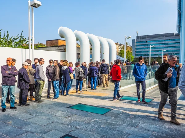 Kolejki do odwiedzenia wieżowiec Intesa San Paolo w Turynie (Hdr) — Zdjęcie stockowe