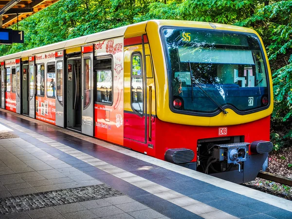 Pendeltågsstationen (S-tåg menande) i Berlin (Hdr) — Stockfoto