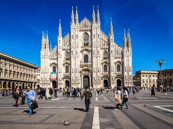 Turystów w Piazza Duomo w Mediolanie (Hdr) — Zdjęcie stockowe