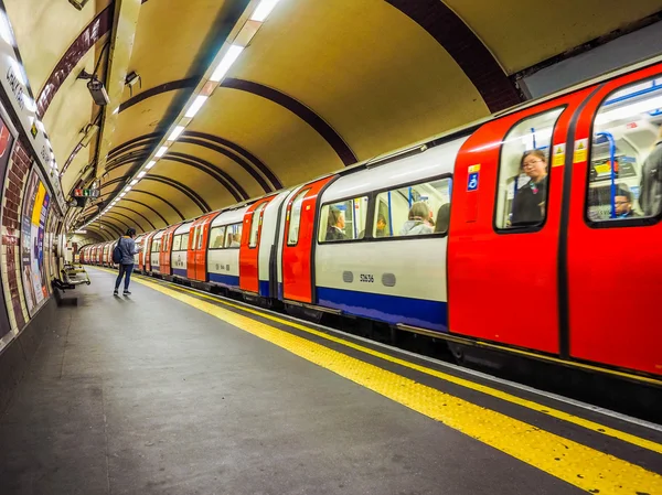 Поезд метро на платформе в Лондоне (HDR) ) — стоковое фото