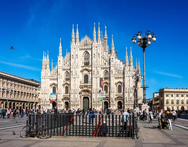 Turystów w Piazza Duomo w Mediolanie (Hdr) — Zdjęcie stockowe