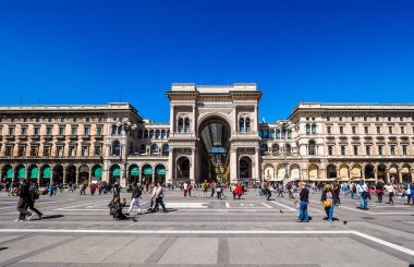Turistler Piazza Duomo Milan (Hdr)