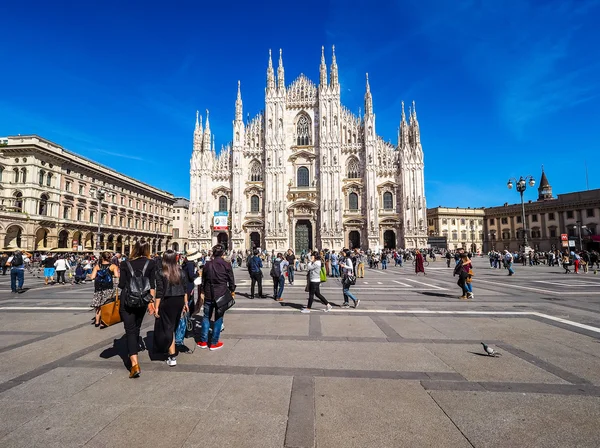 Turistler Piazza Duomo Milan (Hdr)