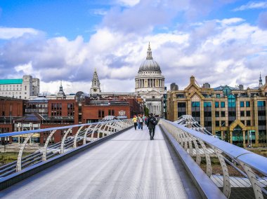 Londra İngiltere'de (Hdr Millennium Köprüsü)