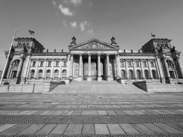 Parlamento del Reichstag en Berlín en blanco y negro — Foto de Stock
