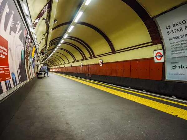Tube plattform i London (Hdr) — Stockfoto