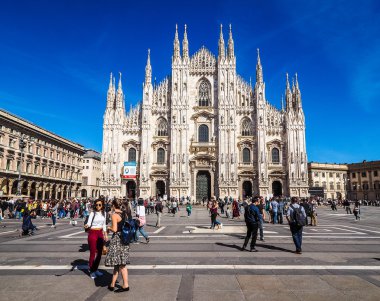 Turistler Piazza Duomo Milan (Hdr)