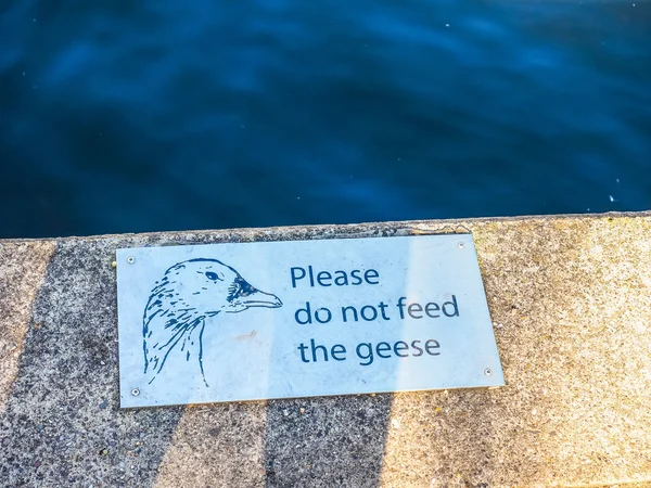 Por favor, não alimente o sinal de gansos em Stratford upon Avon (HDR ) — Fotografia de Stock