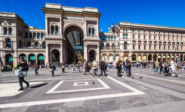 Turistler Piazza Duomo Milan (Hdr)