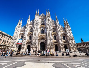 Turistler Piazza Duomo Milan (Hdr)