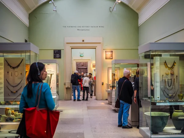 Tourists at British Museum in London (HDR) — Stock Photo, Image