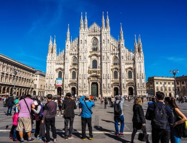 Turistler Piazza Duomo Milan (Hdr)
