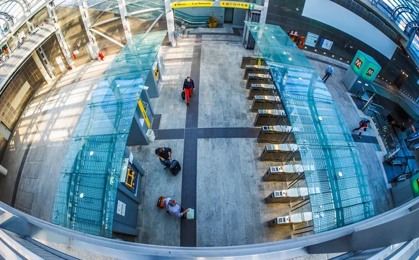 Viaggiatori stazione Porta Susa a Torino (HDR ) — Foto Stock