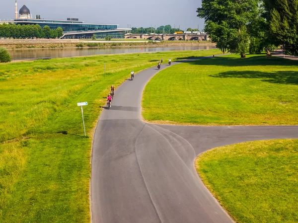 Persone che camminano nel parco di banca (HDR ) — Foto Stock