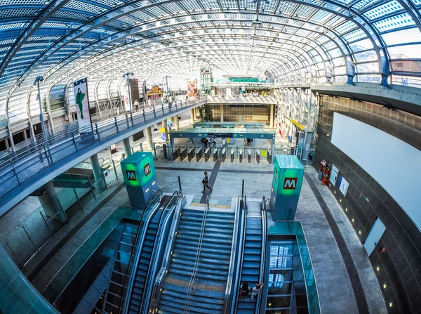 Viaggiatori stazione Porta Susa a Torino (HDR ) — Foto Stock