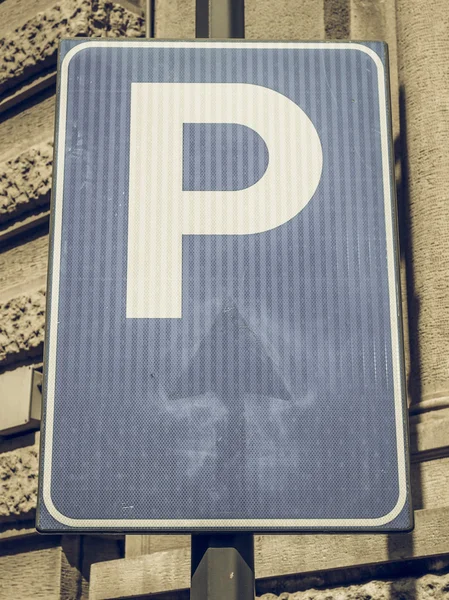 Vintage olhando sinal de estacionamento — Fotografia de Stock