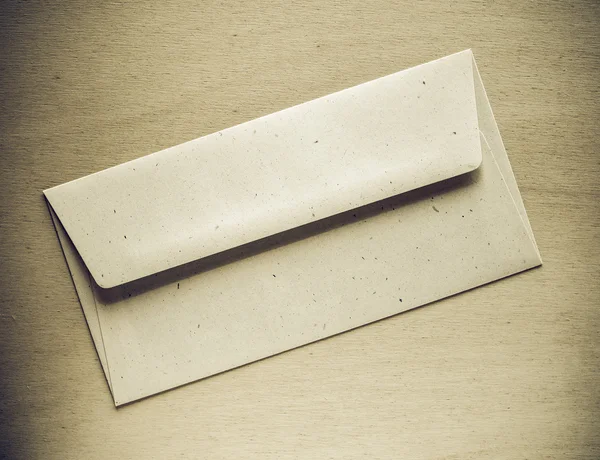 나무 탁자 위에 놓여 있는 빈티지 모양의 편지 봉투 — 스톡 사진
