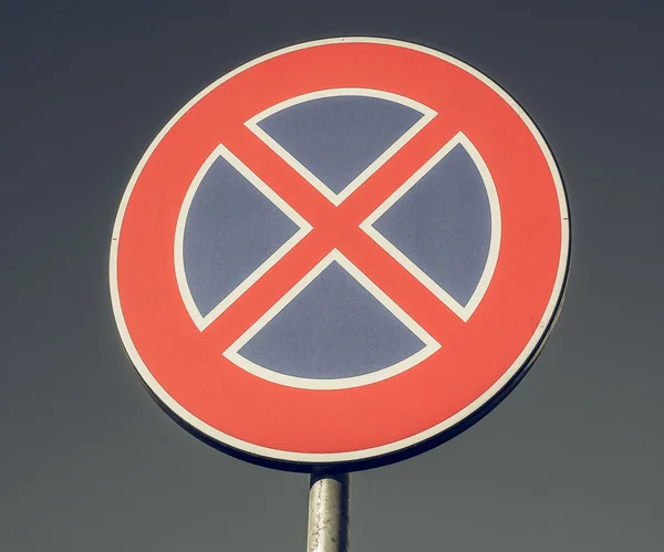 Vintage procurando Nenhum sinal de estacionamento — Fotografia de Stock