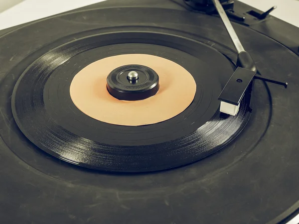 Vintage αναζητούν Vinyl ρεκόρ στο πικάπ — Φωτογραφία Αρχείου