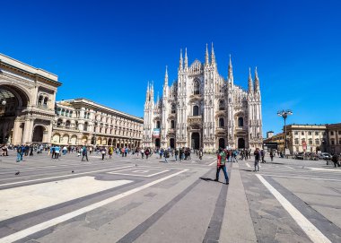 Turistler Piazza Duomo Milan (Hdr)