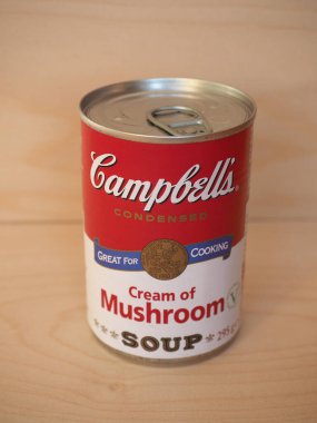 CAMDEN, ABD - CRCA ECTOBER 2020: Campbell 'ın konsantre kremalı mantar çorbası, yemek pişirmek için harika