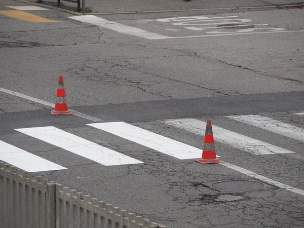 Obras Estrada Para Pintura Cruzamento Zebras Com Cones Tráfego — Fotografia de Stock