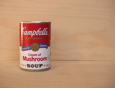 CAMDEN, ABD - CRCA ECTOBER 2020: Campbell 'ın konsantre kremalı mantar çorbası, yemek pişirmek için harika