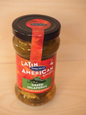 LONDON, İngiltere - CIRCA ECTOBER 2020: Santa Maria Green Jalapenos 'un kavanozu