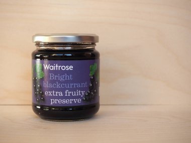 LONDON, İngiltere - CIRCA ECTOBER 2020: Waitrose 'un kavanozu ekstra meyveli kuşüzümü koruma